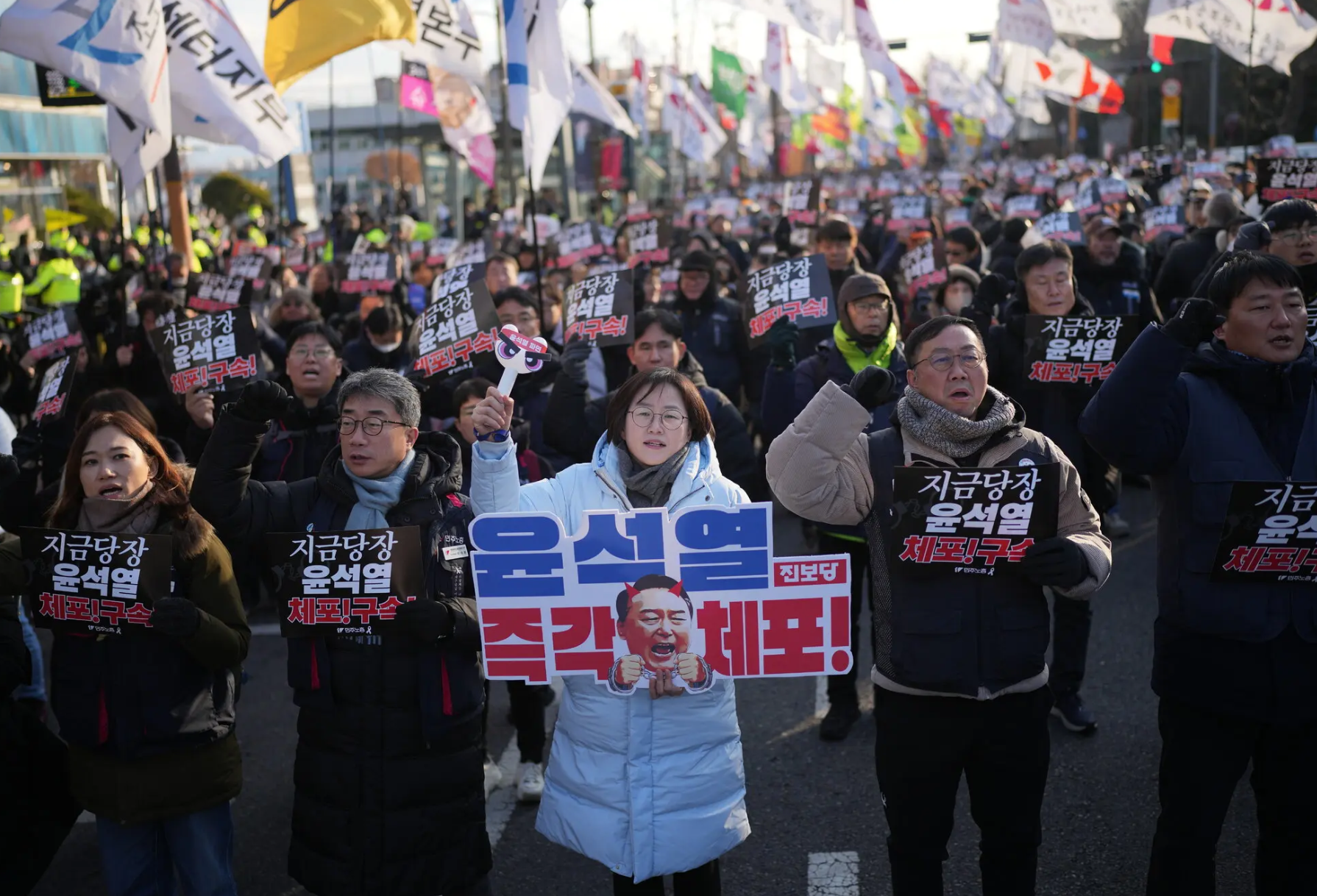 El presidente destituido de Corea del Sur evita intento de detención